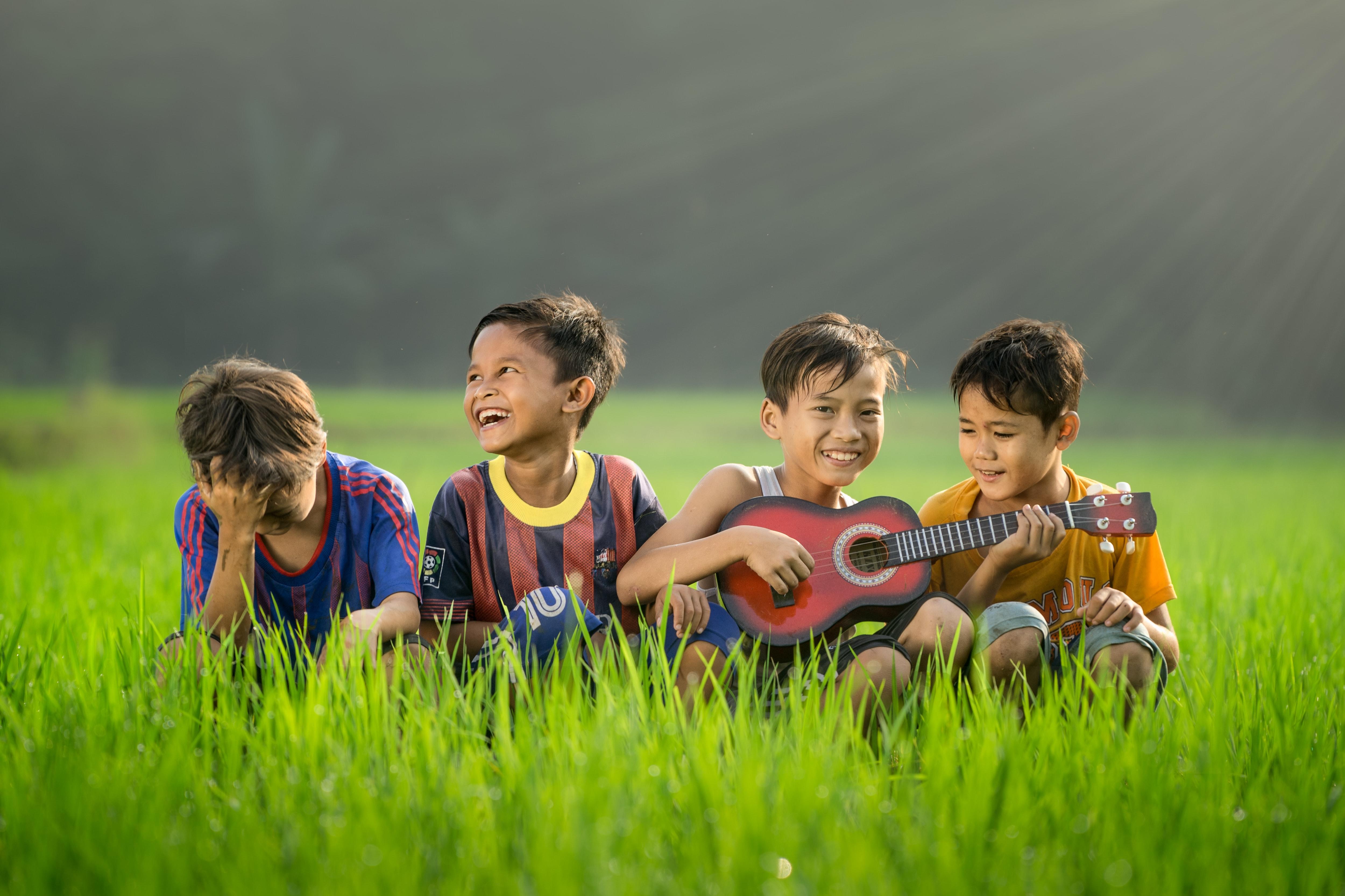 niños jugando con un instrumento en el césped
