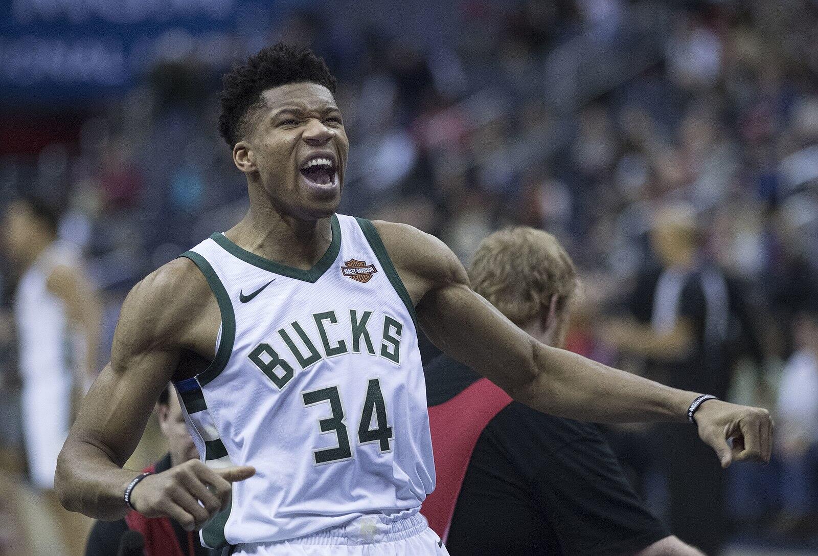 Jugador de baloncesto con la camiseta blanca n&uacute;mero 34 de los Bucks en la cancha.