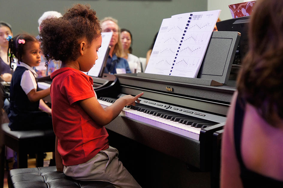 Ni&ntilde;a tocando el piano.